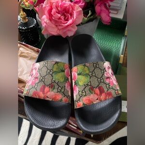 SOLD 🎈Gucci Bloom slides 40